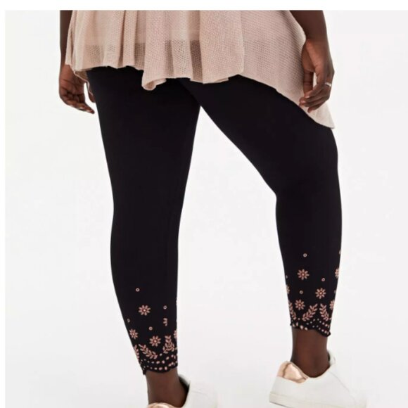 🖤🌸 Torrid Crop Premium Legging – Scallop Embroidery | Black | Size 2 (18/20) - Picture 2 of 9